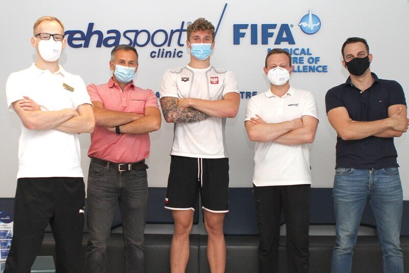 Od lewej: Paweł Cisowski (fizjoterapeuta), trener Maciej Hampel, Jakub Kraska, Piotr Kaczmarek (fizjoterapeuta), dr Jakub Stefaniak (ortopeda)