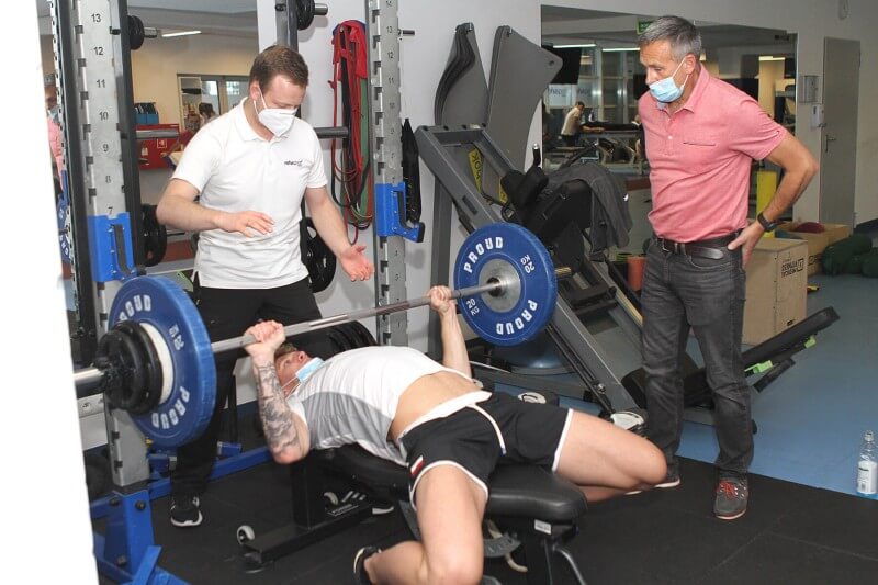 Jakub Kraska wraz z&nbsp;trenerem Maciejem Hamplem oraz fizjoterapeutą Piotrem Kaczmarkiem