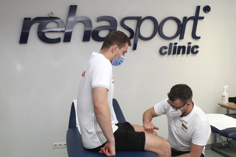 Maciej Majdziński podczas pracy z fizjoterapeutą Bartoszem Kiedrowskim