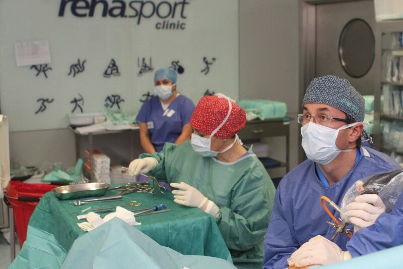 Zabieg w&nbsp;Szpitalu Rehasport prowadzony przez dr. hab. Tomasza Piontka