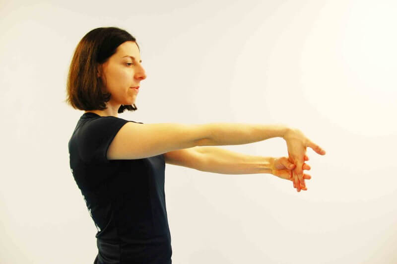 Stretching mięśni zginaczy nadgarstka i palców