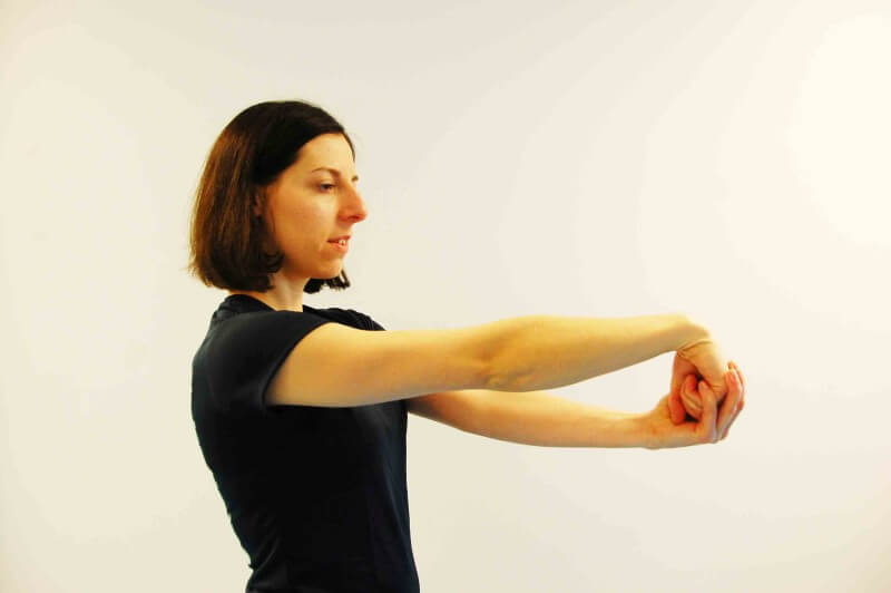 Stretching mięśni prostowników nadgarstka i palców