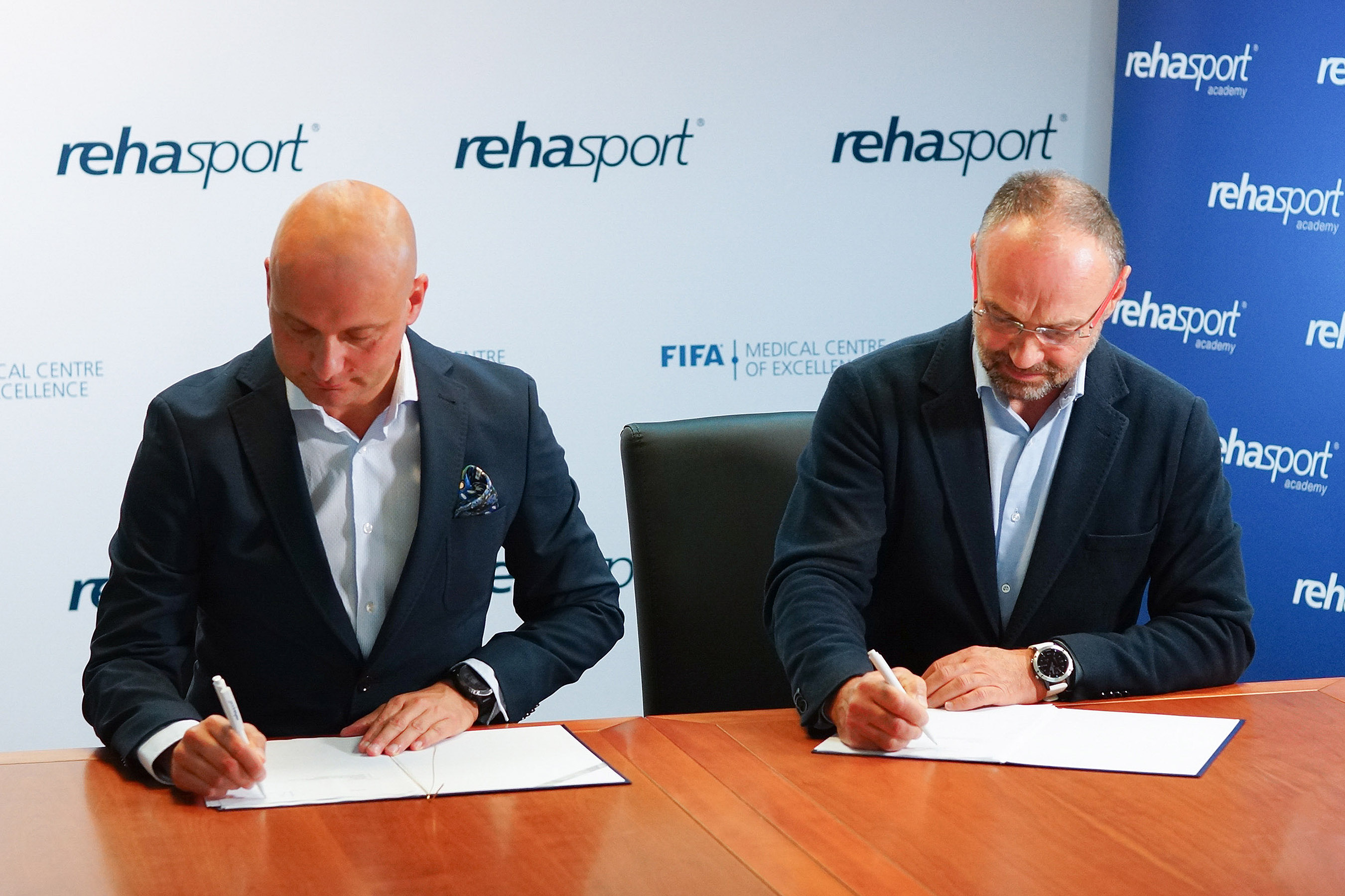 Prezes Warty Bartosz Wolny i prezes Rehasport dr Witold Dudziński