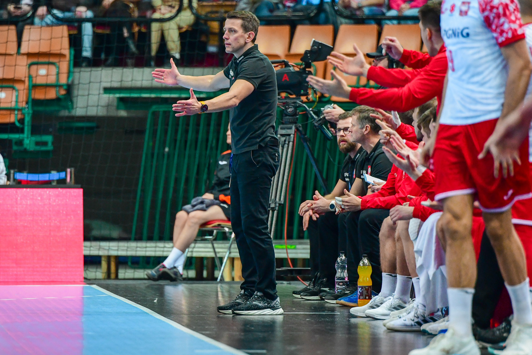 Trener Patryk Rombel w pracy podczas meczu. Za nim dr Wojciech Jurasz i mgr Bartosz Kiedrowski (fot. Paweł Bejnarowicz/ZPRP) 