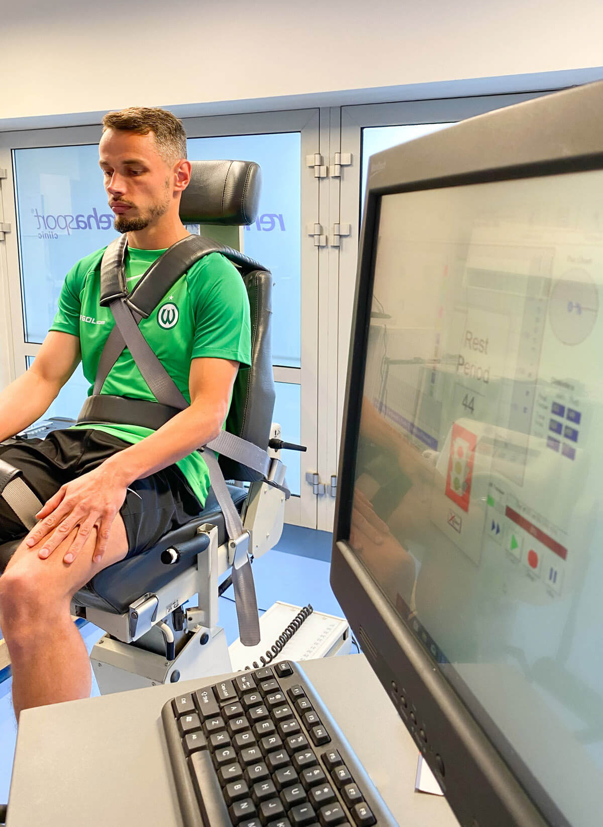 Jakub Bartkowski z&nbsp;Warty Poznań podczas badań w&nbsp;klinice Rehasport