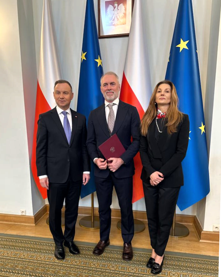 Prezydent RP Andrzej Duda, prof. dr hab. n. med. Przemysław Lubiatowski wraz z małżonką Beatą Lubiatowską