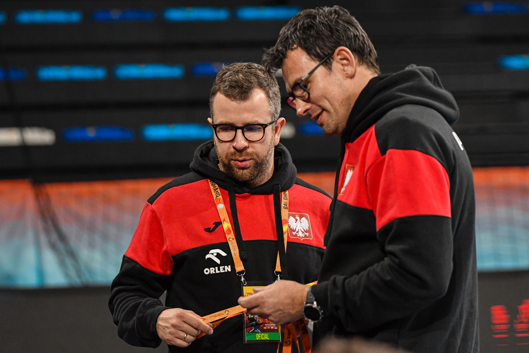Fizjoterapeuta Bartosz Kiedrowski i selekcjoner Marcin Lijewski (fot. Paweł Bejnarowicz/ZPRP)