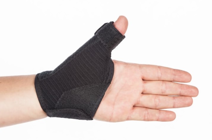 Kciuk narciarza – przyczyny, objawy i leczenie urazu kciuka